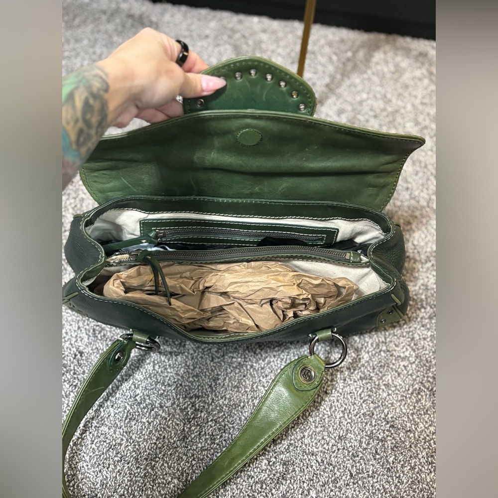 Michael Kors vintage two-tone green pebbled leather hobo with grommets. - Picture 3 of 14